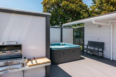 Number Six - Oneroa Holiday Home