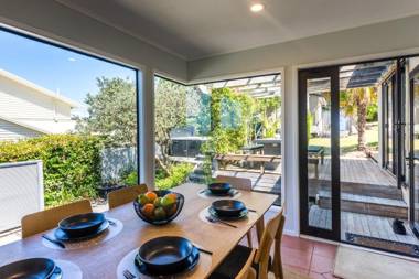 Oneroa Views With Spa Pool