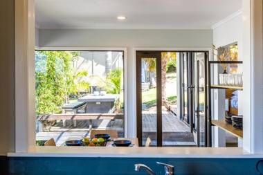 Oneroa Views With Spa Pool