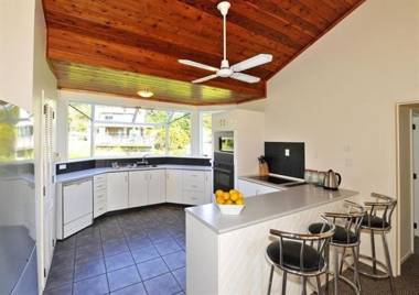 The House of Plenty - Waiheke Holiday Home