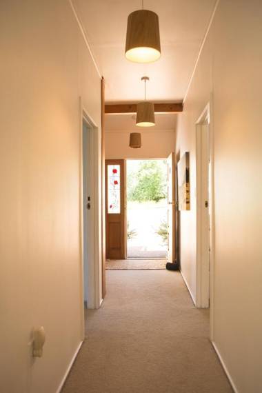 Oneroa Escape - "Bell's Cottage" with Sea Views