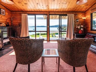 Peaceful Picnic Bay - Surfdale Holiday Home