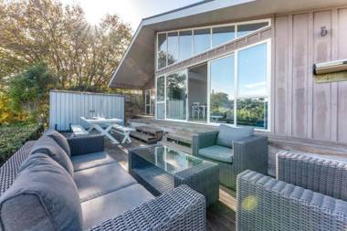 Jellicoe Views - Surfdale Holiday Home