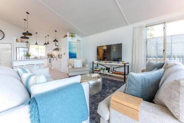 Jellicoe Views - Surfdale Holiday Home