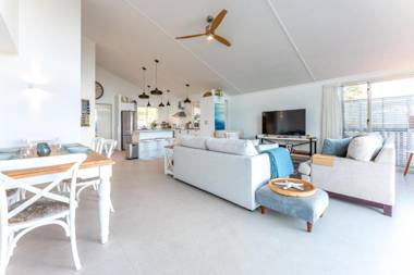 Jellicoe Views - Surfdale Holiday Home