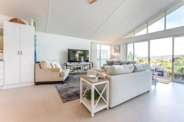 Jellicoe Views - Surfdale Holiday Home