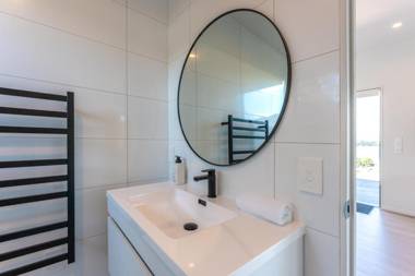 Luna Cottage. Stunning ocean views on Waiheke