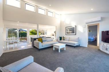 Driftwood Beach House with Spa Pool - Absolute Beachfront!