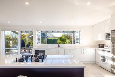 Driftwood Beach House with Spa Pool - Absolute Beachfront!