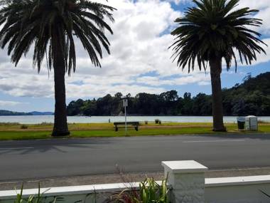 Bach at The Beach - Whitianga Holiday Home
