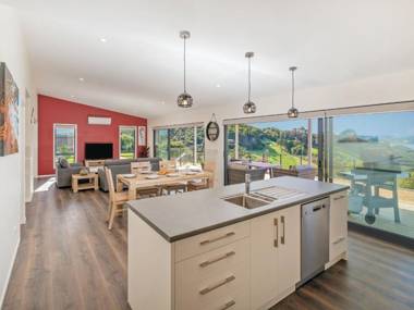Peace and Paradise - Whitianga Holiday Home