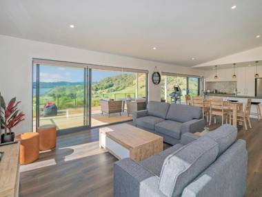 Peace and Paradise - Whitianga Holiday Home