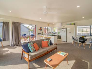 Sunlight Bach - Whitianga Holiday Home