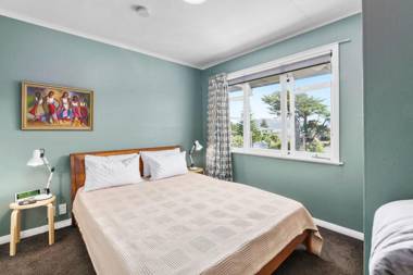 Seaside House - Waikanae Beach Bach