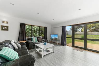 Heperi Haven - Waikanae Beach Holiday Home