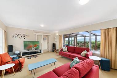 Tranquility Base - Waikanae Beach Holiday Home