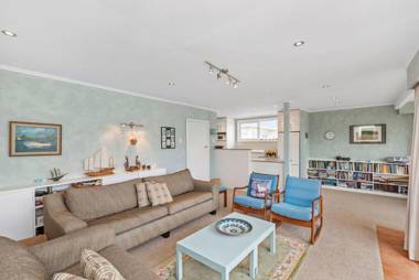 La Casa de la Playa - Beachfront Waikanae Holiday Home