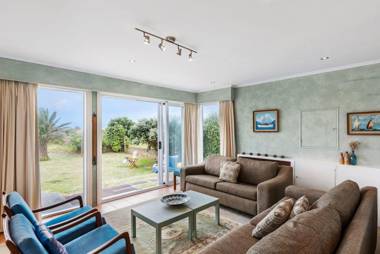 La Casa de la Playa - Beachfront Waikanae Holiday Home