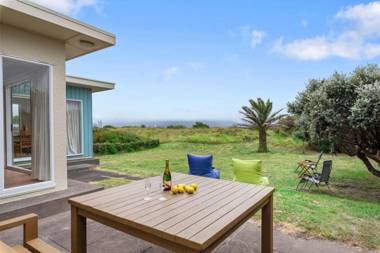 La Casa de la Playa - Beachfront Waikanae Holiday Home