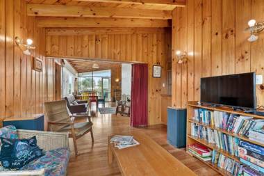 Queenie - Waikanae Beach Holiday Home