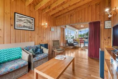 Queenie - Waikanae Beach Holiday Home