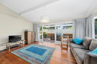Blue Gate Cottage - Waikanae Beach Holiday Home