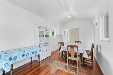 Blue Gate Cottage - Waikanae Beach Holiday Home
