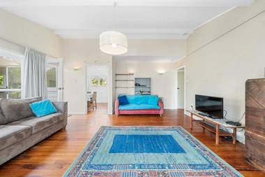 Blue Gate Cottage - Waikanae Beach Holiday Home