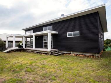 Waikanae Retreat - Waikanae Beach Holiday Home