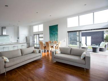Waikanae Retreat - Waikanae Beach Holiday Home