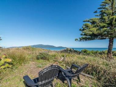 Beachfront Getaway - Waikanae Beach Holiday Home