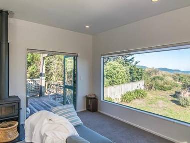 Beachfront Getaway - Waikanae Beach Holiday Home