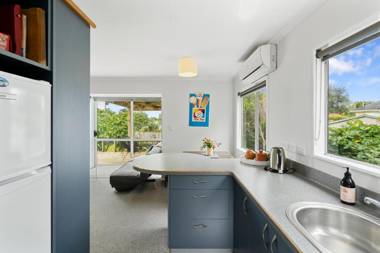 The Wee Blue Bach - Waikanae Beach Holiday Home