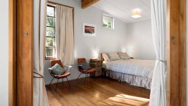 The Little Blue Bach - Waikanae Beach Holiday Home