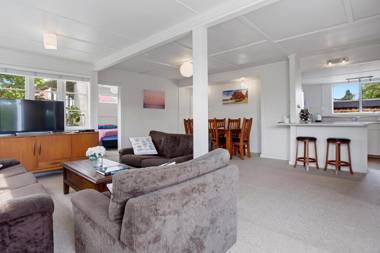 Shell Cottage - Waihi Beach Holiday Home
