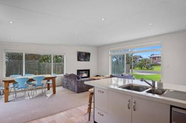 Modern Kiwi Bach - Waihi Beach Holiday Home