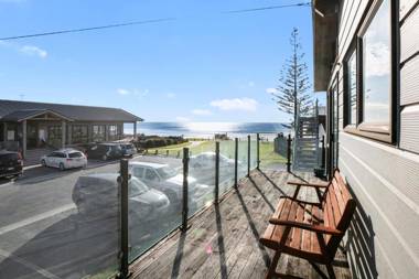 The White Haus - Waihi Beach Upstairs Holiday Unit
