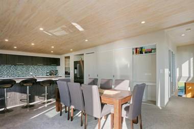 The White Haus - Waihi Beach Upstairs Holiday Unit