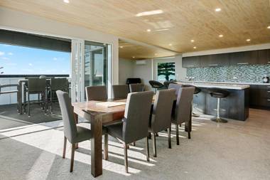 The White Haus - Waihi Beach Upstairs Holiday Unit