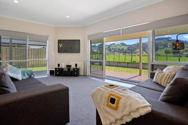 Sky Blue Retreat - Waihi Beach Holiday Home