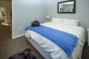 Hop Skip and Jump to the Lake - Te Anau Holiday House