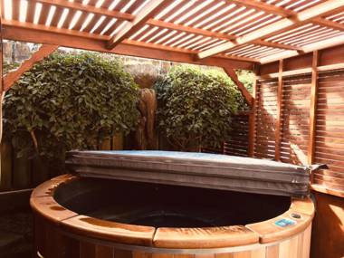 Cascades Lakefront Motel