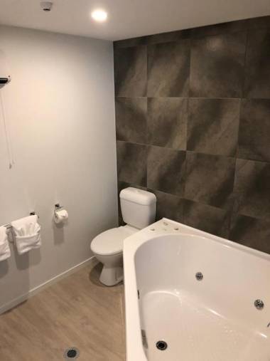 Baycourt Lakefront Motel