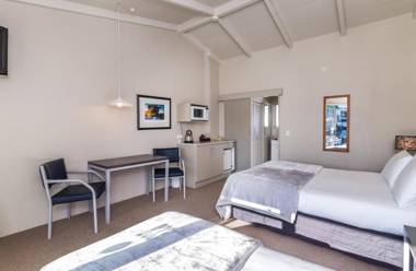 Twin Peaks Lakeside Inn