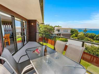 Acacia Bay Getaway - Lake Taupo Holiday Home