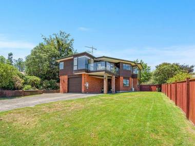 Acacia Bay Getaway - Lake Taupo Holiday Home