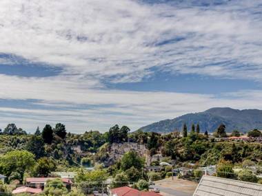 Treetop Hideaway - Taupo Holiday Home