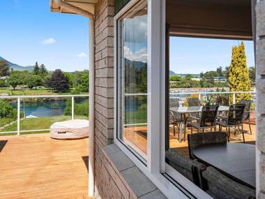 Central Riverside Retreat - Taupo Holiday Home