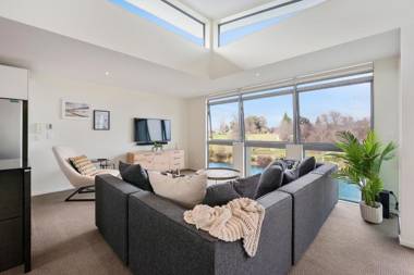 Riverside Villa - Taupo Holiday Home