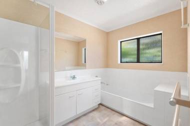 Lake Vista at Two Mile Bay- Taupo Central Holiday Home